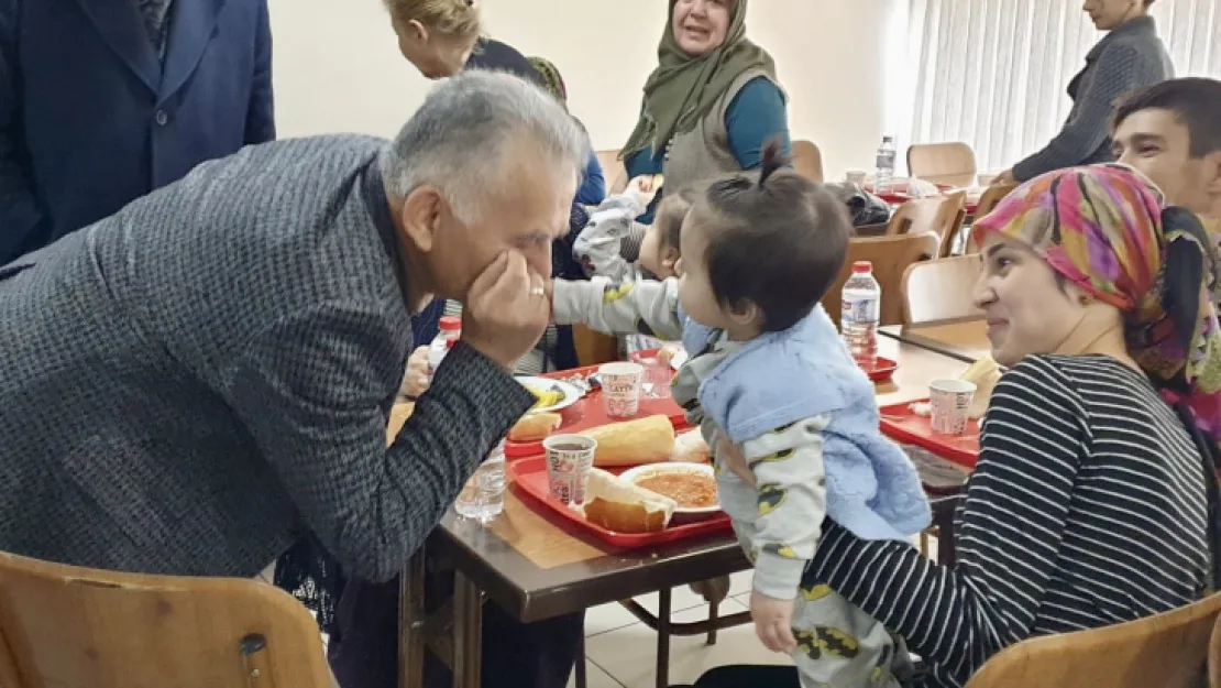 Başkan Büyükkılıç, depremzedeleri ziyaret edip, çocuklarla ilgilendi