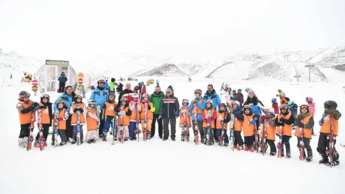 Başkan Büyükkılıç Erciyes Kayak Okulunu Ziyaret Etti