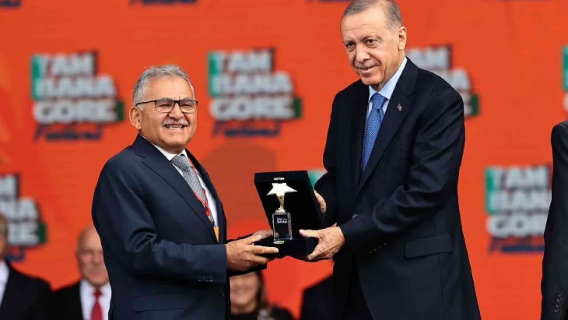 Başkan Büyükkılıç, Gençlik Festivali'nde Cumhurbaşkanı Erdoğan'ın elinden ödül aldı