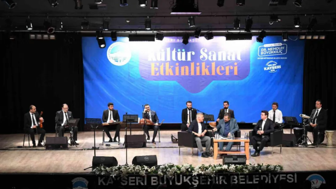 Başkan Büyükkılıç, konser ve şiir dinletisinde şarkı söyledi