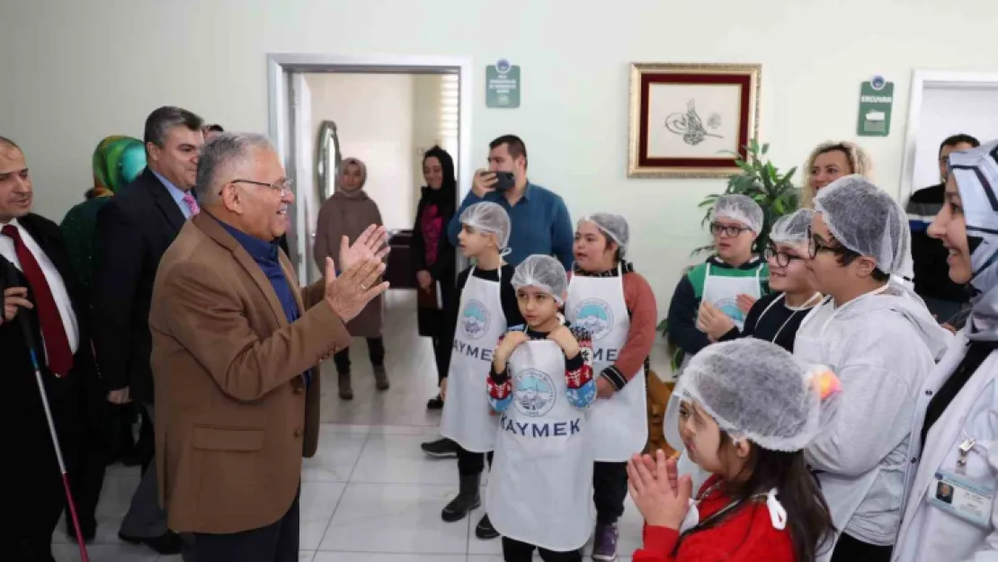 Başkan Büyükkılıç, özel çocuklarla hamburger yaptı