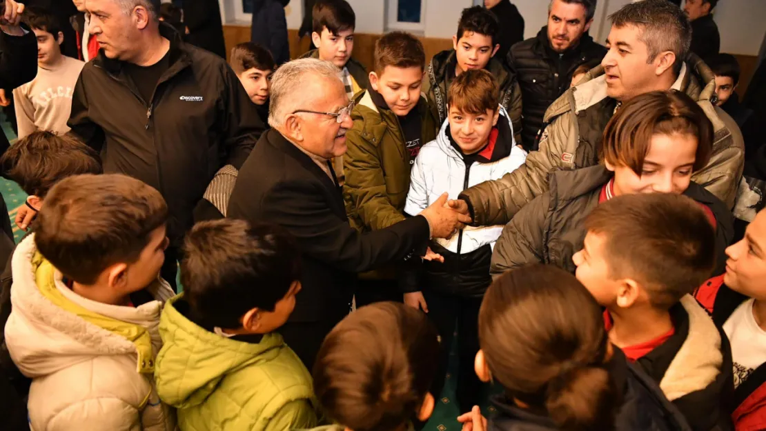 Başkan Büyükkılıç, sabah namazında çocuklarla buluştu