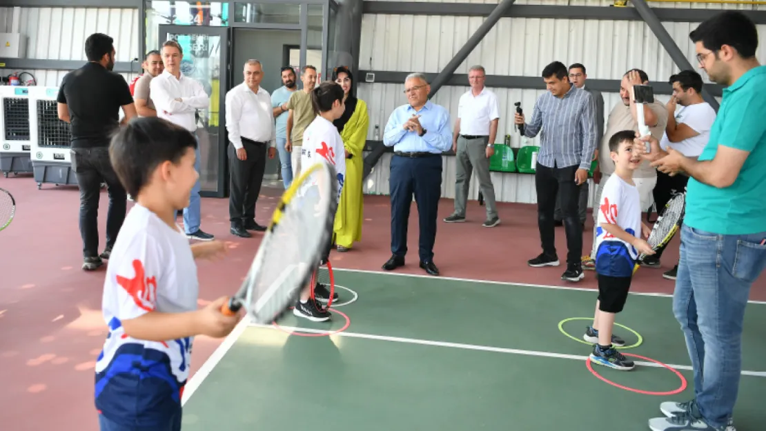 Başkan Büyükkılıç, Spor Salonu ve Tenis Kortunda Sporcularla Buluştu
