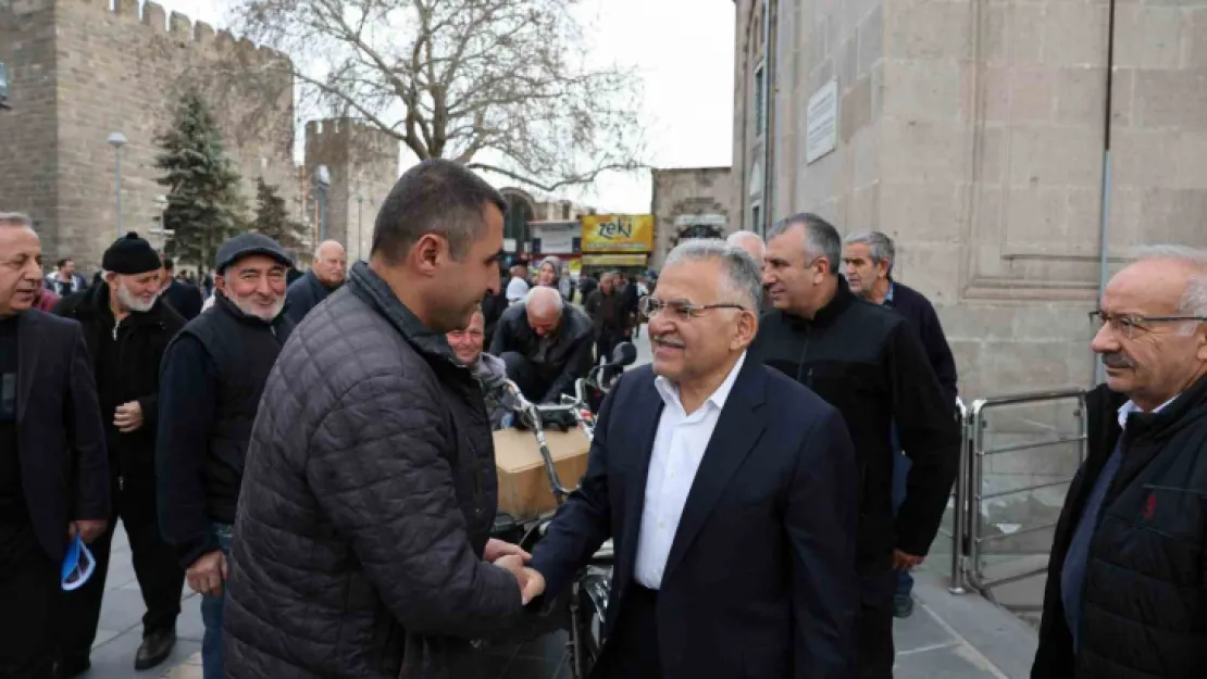 Başkan Büyükkılıç'tan Cumhuriyet Meydanı'nda esnaf ziyareti