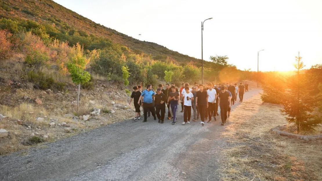 Başkan Büyükkılıç'tan öğrencilerle Ali Dağı'nda sabah sporu