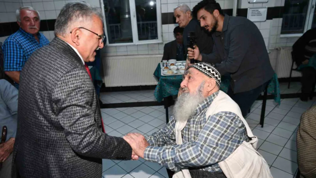 Başkan Büyükkılıç, ulu çınarlarla iftar sofrasında buluştu