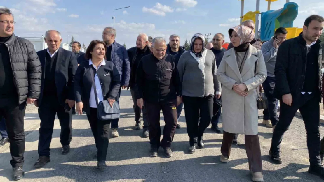 Başkan Büyükkılıç ve Meclis Üyelerinden Konteyner Kent Ziyareti