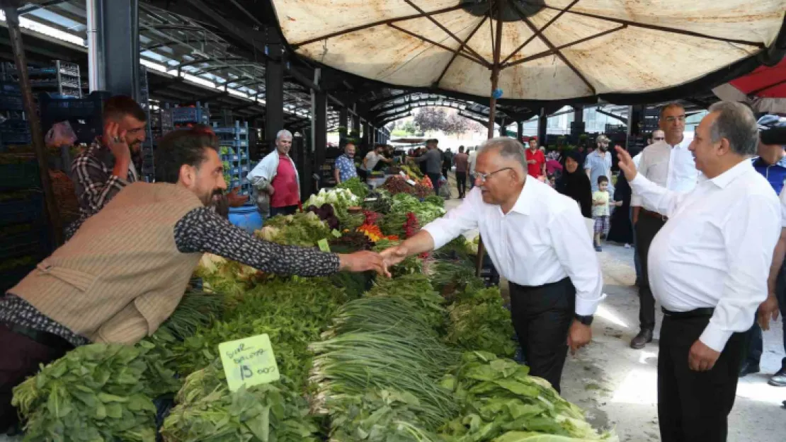 Başkan Büyükkılıç, yenilenen pazar yerinde esnaf ve vatandaşla buluştu