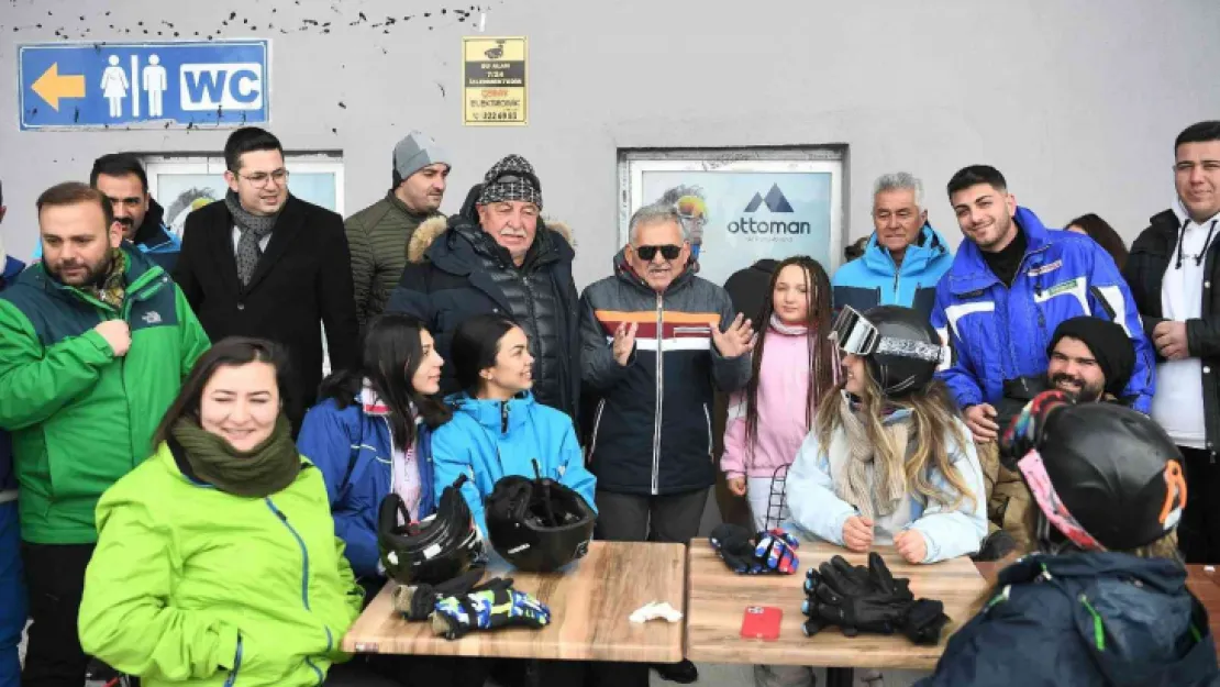 Başkan Büyükkılıç, Yerli ve Yabancı Turistlerle Erciyes'te Buluştu