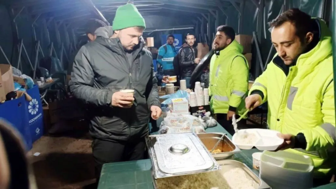 Başkan Çolakbayrakdar 'Depremin ilk saatlerinden itibaren gece-gündüz durmadan çalışıyoruz'