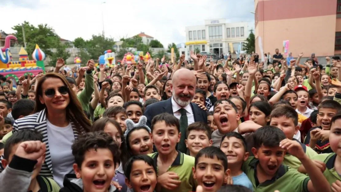 Başkan Çolakbayrakdar: 'Hizmetlerimizle çocuklarımızın geleceğini inşa ediyoruz'