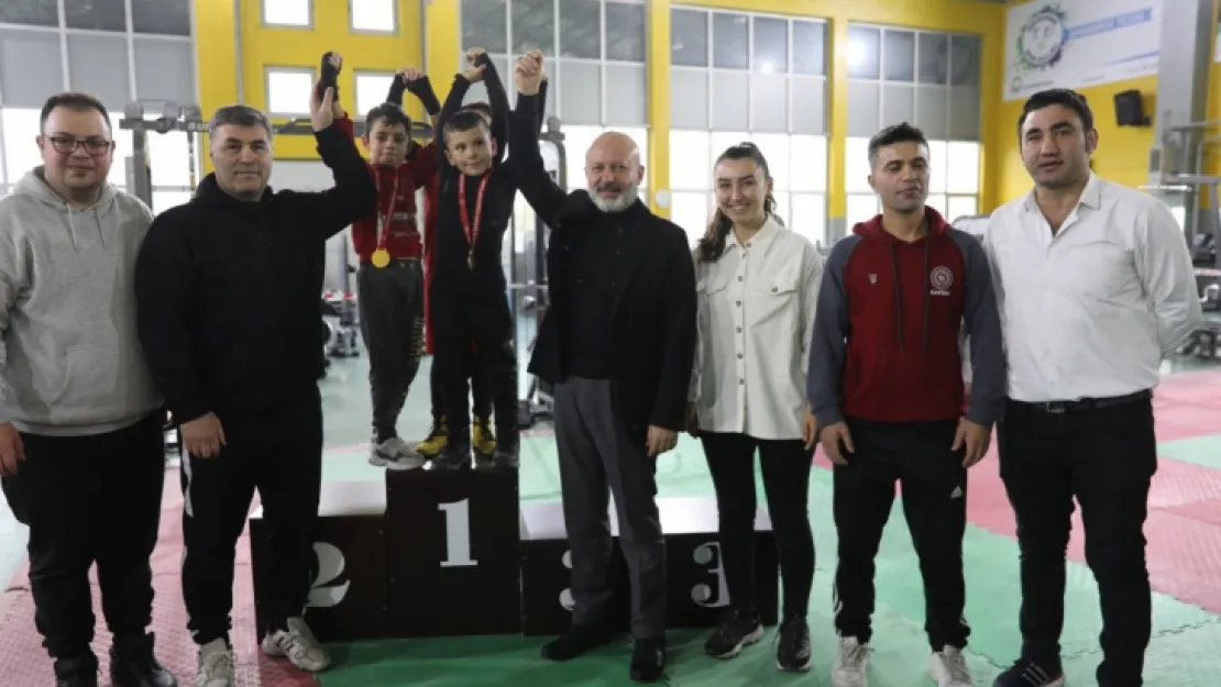 Başkan Çolakbayrakdar 'Şampiyon sporcular yetiştiriyoruz'