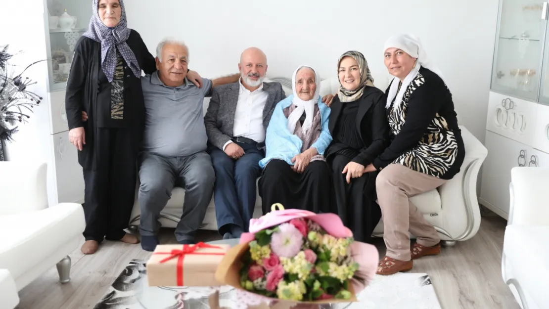 Başkan Çolakbayrakdar, anneler gününde 109 yaşındaki Şemsi Kılıç ile bir araya geldi