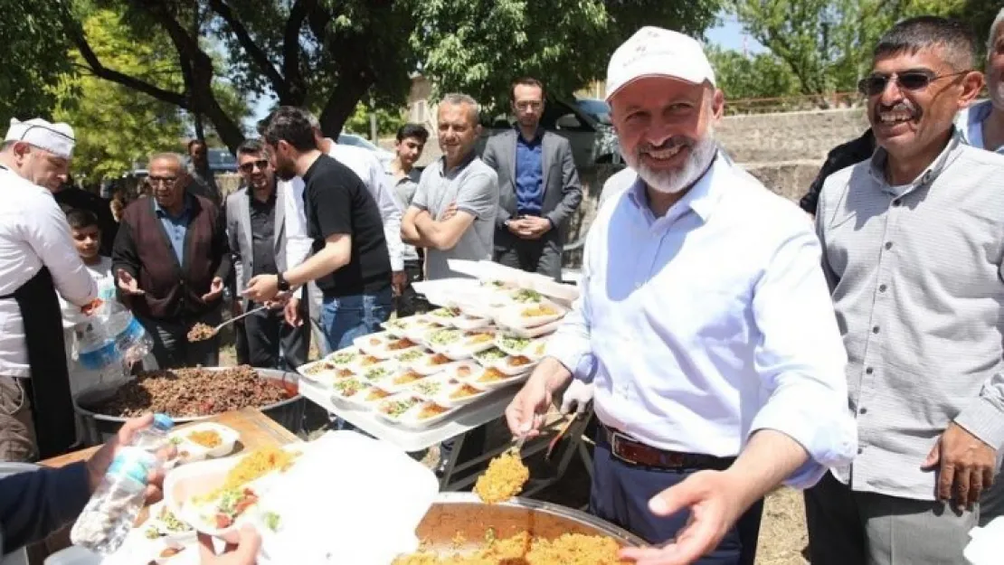 Başkan Çolakbayrakdar, hafta sonu kırsal mahallede vatandaşlarla buluştu