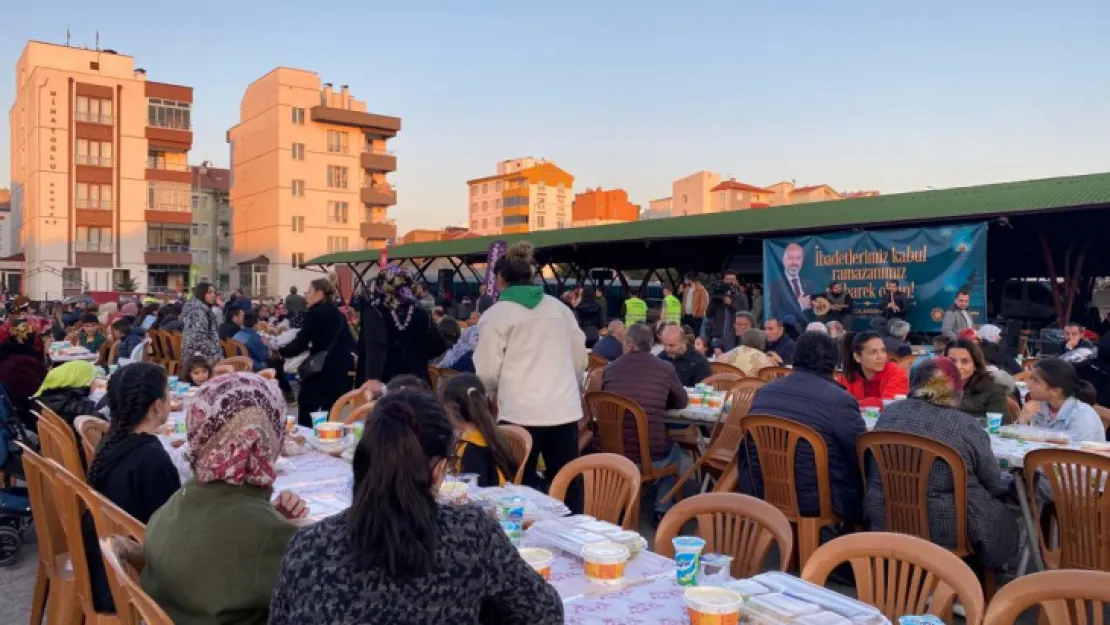 Başkan Çolakbayrakdar vatandaşlarla iftar yaptı