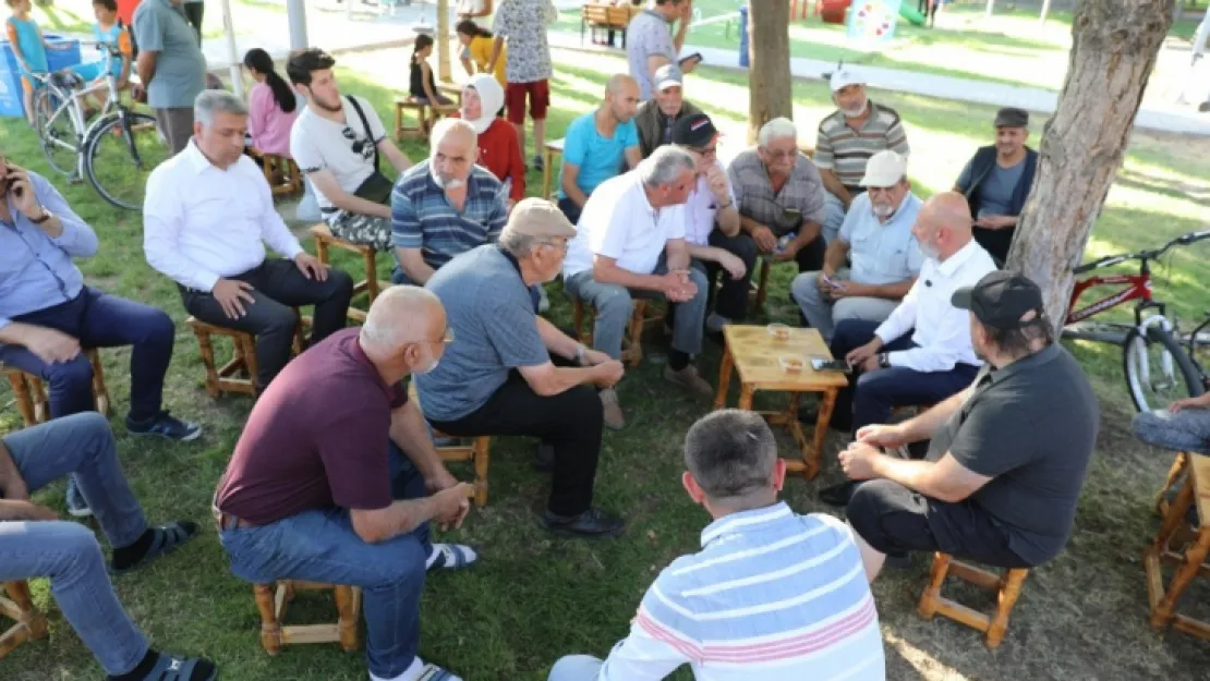 Başkan Çolakbayrakdar, pazarcı esnafıyla bir arada