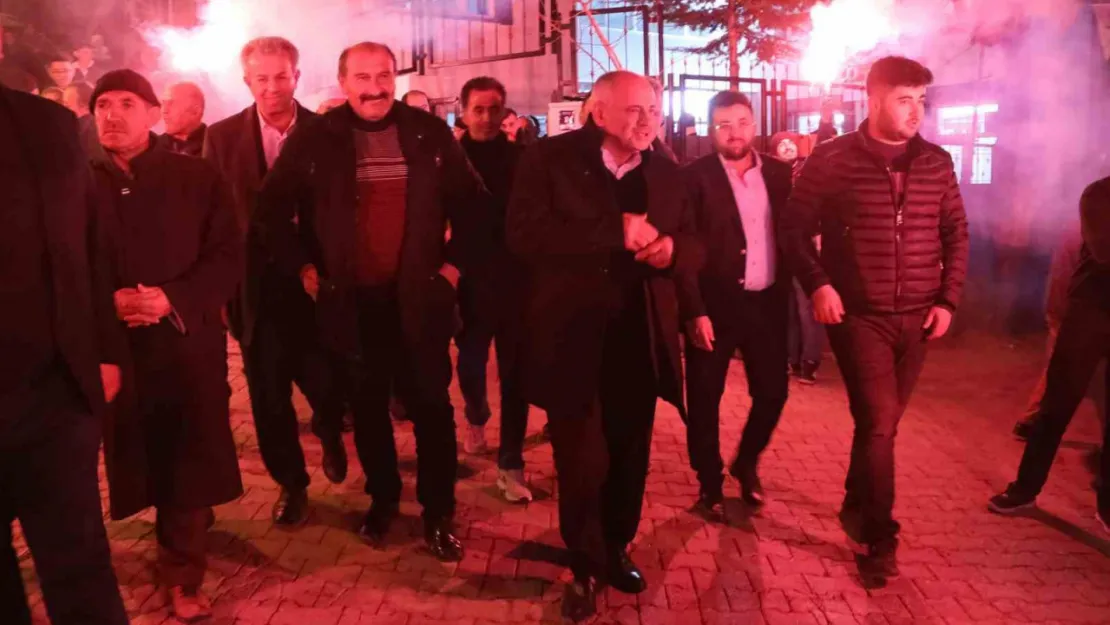 Başkan Esat Öztürk mahallelerde coşkuyla karşılanıyor