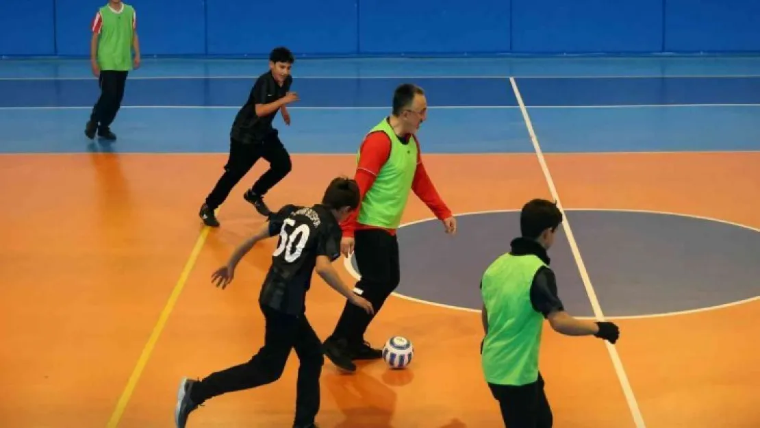 Başkan gençlerle futsal oynadı