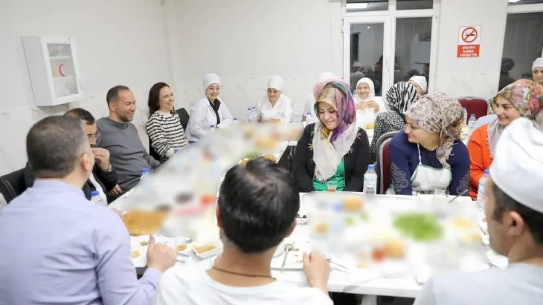 Başkan Özdemir iftarda yetimlerle, sahurda çalışanlarla buluştu