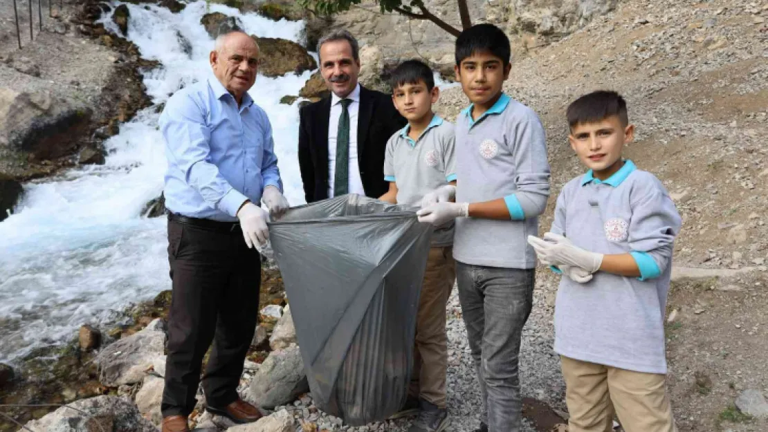 Başkan Öztürk öğrencilerle birlikte çevre temizliği yaptı