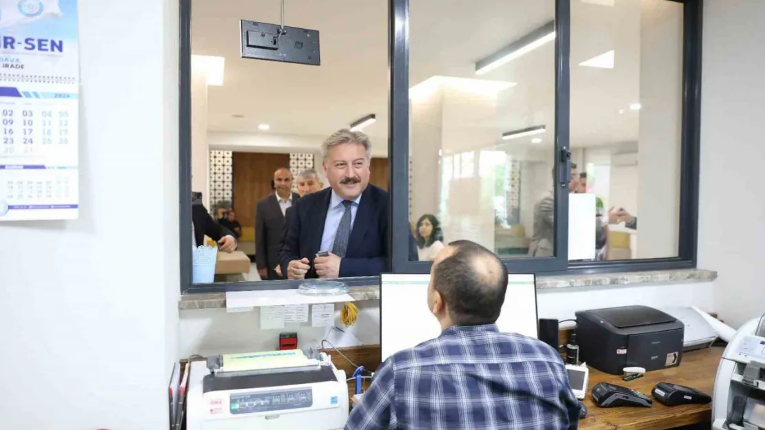 Başkan Palancıoğlu, Emlak ve Çevre Temizlik Vergisi'ni ödedi