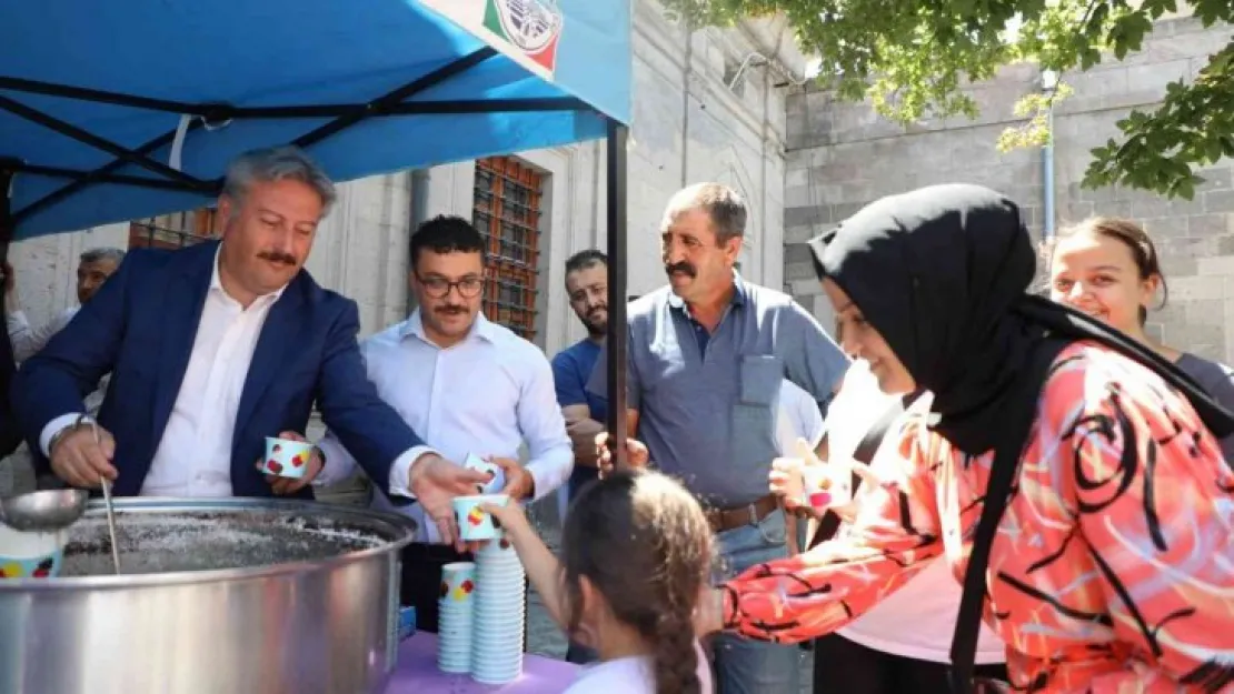 Başkan Palancıoğlu esnaf ve vatandaşa aşure dağıttı