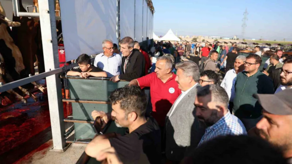 Başkan Palancıoğlu, kurban pazarında vatandaşlarla bayramlaştı