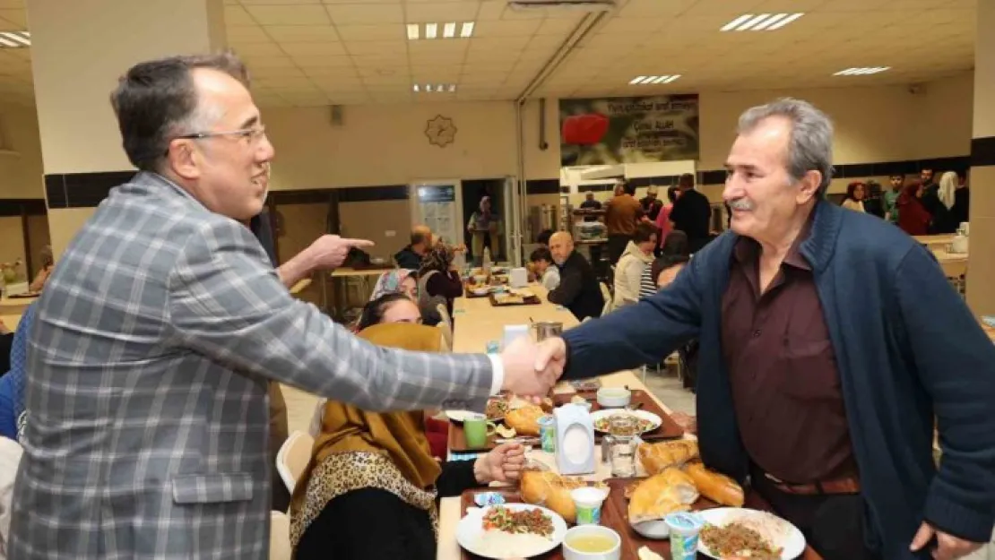 Başkan Savran, depremzedelerle iftar yaptı