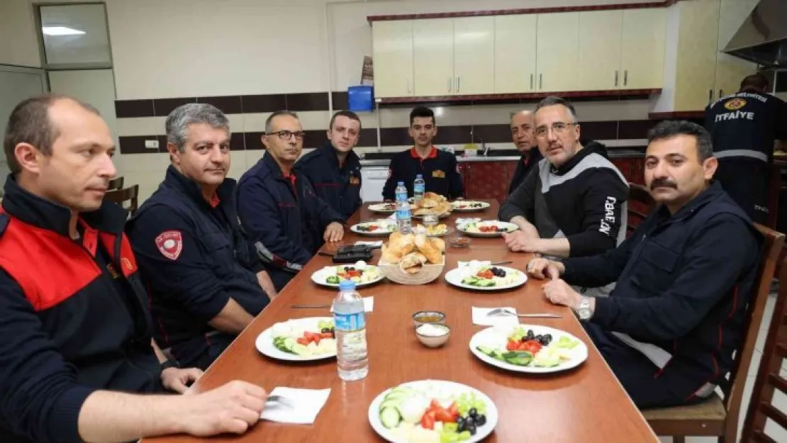 Başkan Savran itfaiyecilerle sahurda buluştu