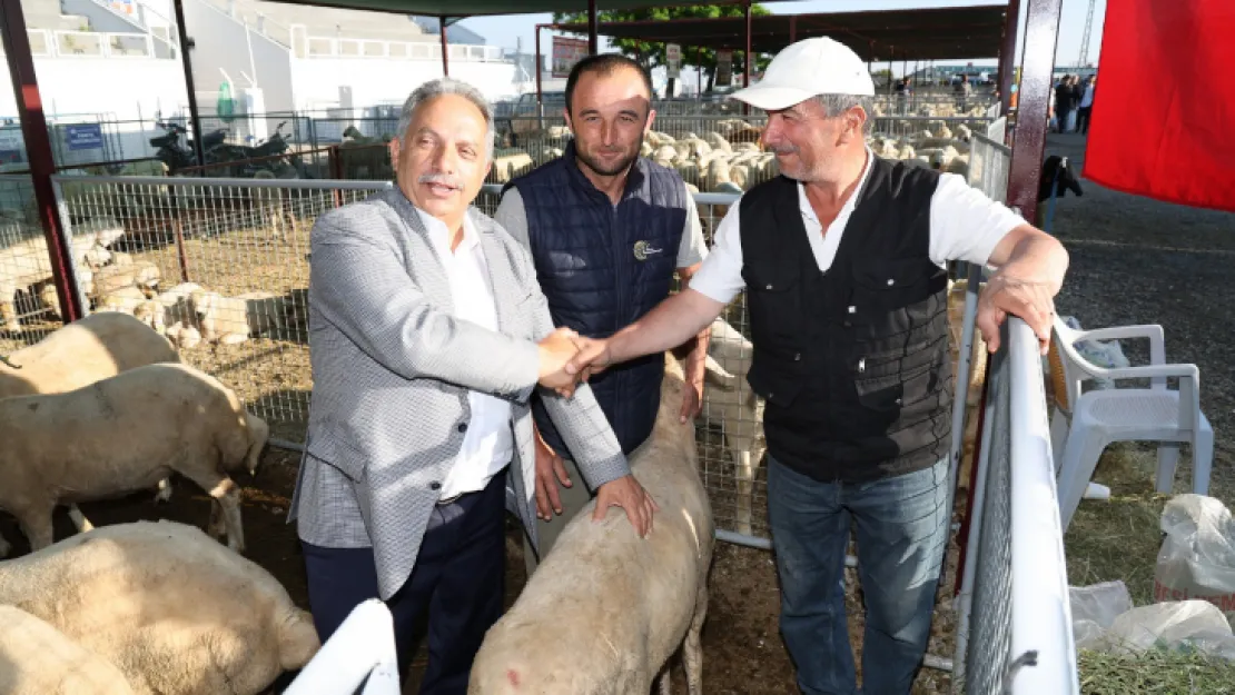 Başkan Yalçın, vatandaşın bayram sevincine ortak oldu