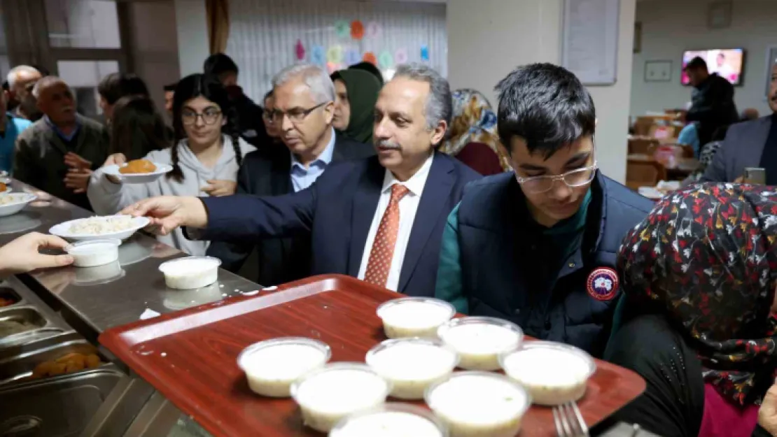 Başkan Yalçın ve Kaymakam Dönmez depremzedelerle iftar sofrasında