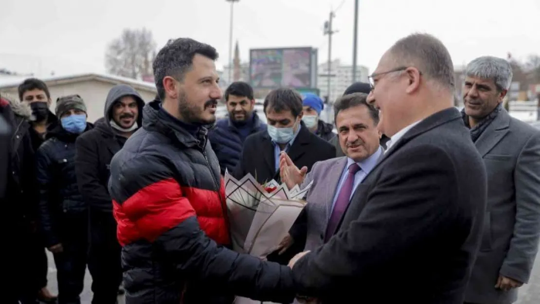 Başkan zam yaptı, işçiler böyle teşekkür etti