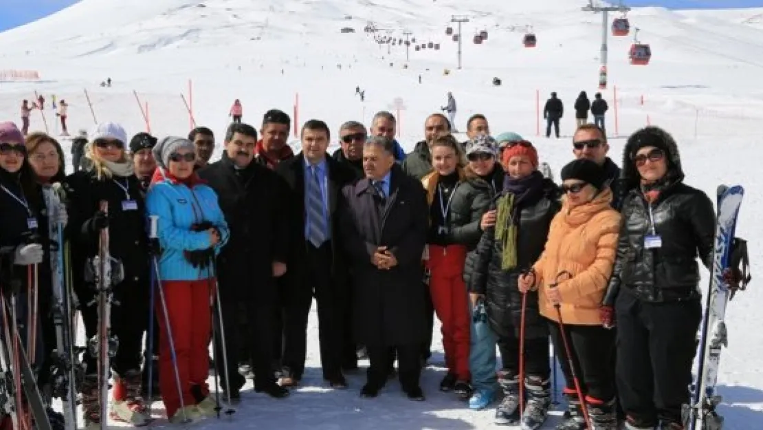 Bayanlar Erciyes Dağı'nın zirvesinde buluştular