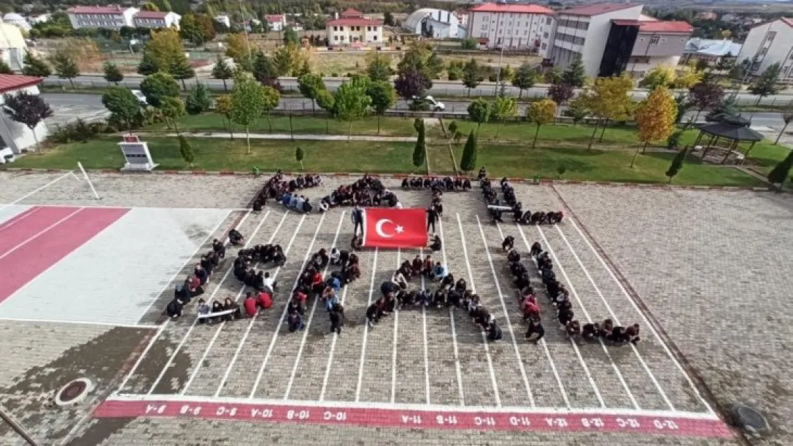 Bedenleriyle 'Katil İsrail' yazarak tepki gösterdiler