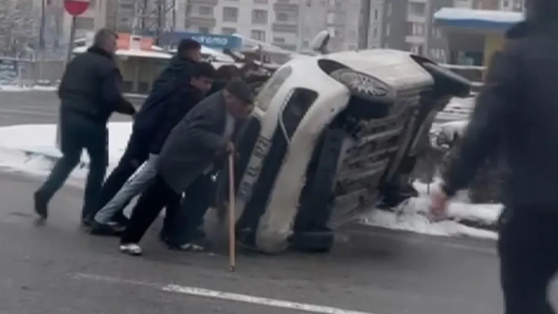 Bekir Yıldız Bulvarı'nda yan yatan aracı vatandaşlar düzeltti