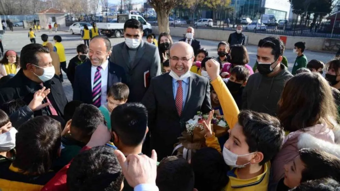 Belediye Başkanı Ekicioğlu, okul ziyaretleri ile talepleri yerinde alıyor