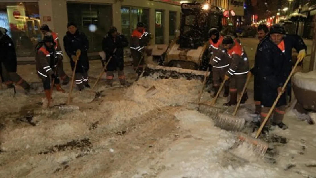 Belediye ekipleri kar seferberliğinde