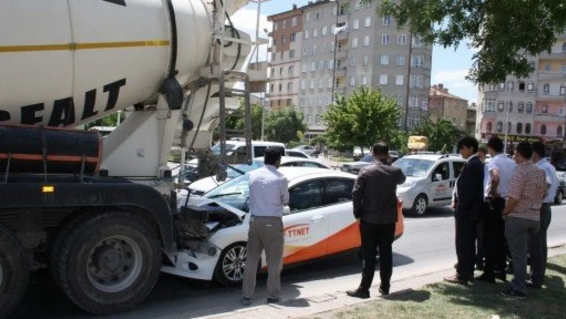 Beton Mikserine Arkadan Çarptı