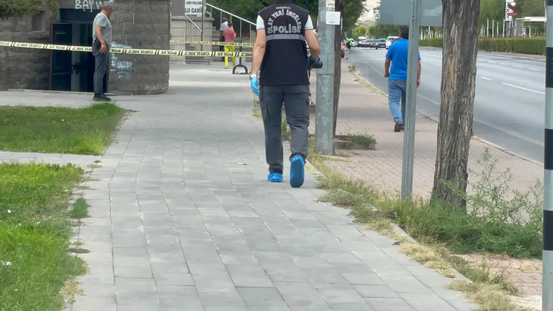 Bıçaklı saldırgan iki kişiyi yaraladı