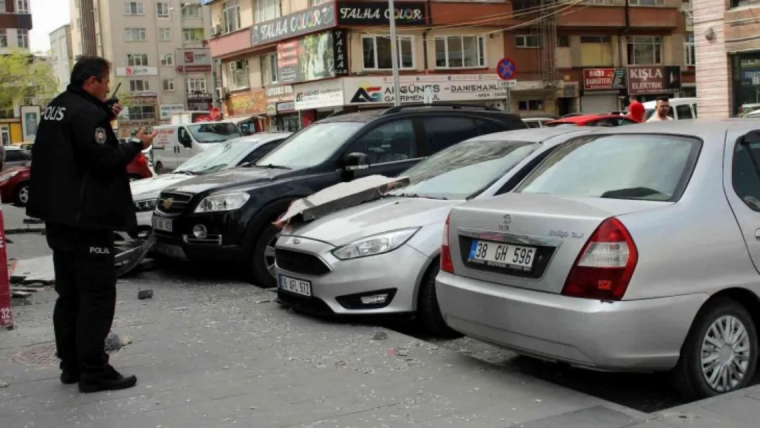 Binadan kopan parçalar araçların üzerine böyle düştü