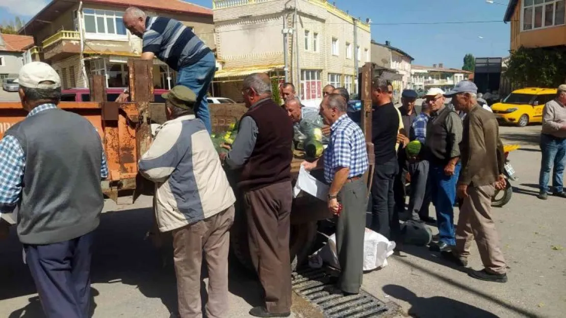 Bir römork dolusu kavun dakikalar içinde tükendi