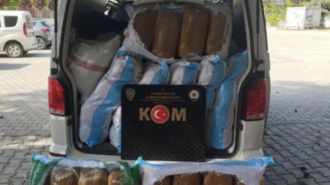 Bir tona yakın kaçak tütünle yakalandı