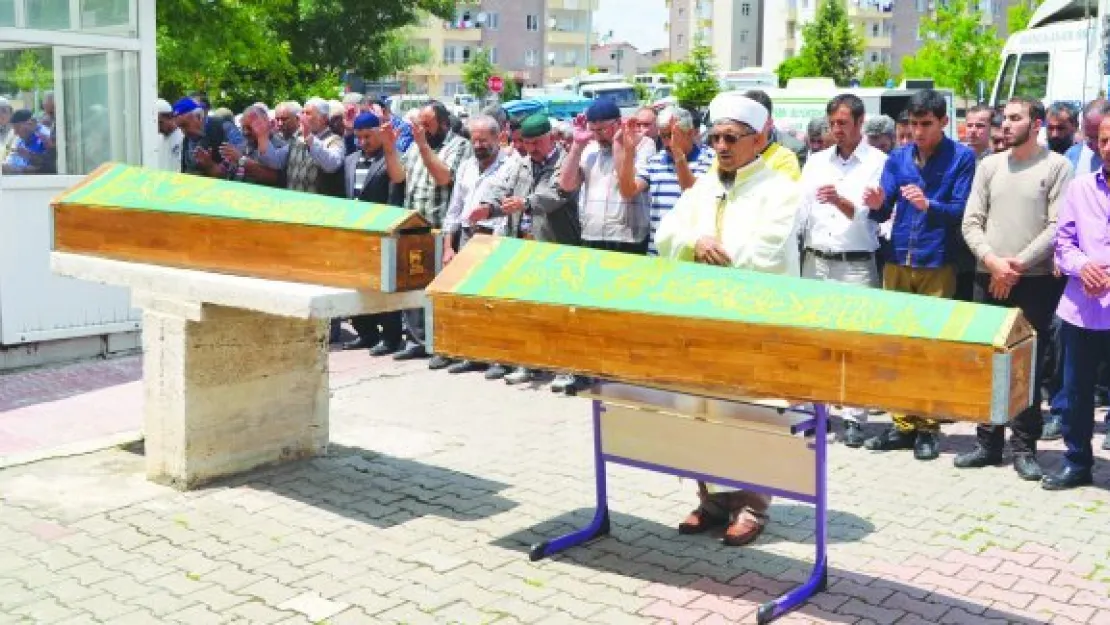 Bodrum katında boğularak ölen baba ve kızı son yolculuğuna uğurlandı