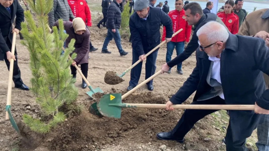 Bu sefer fidanlar deprem şehitleri için dikildi