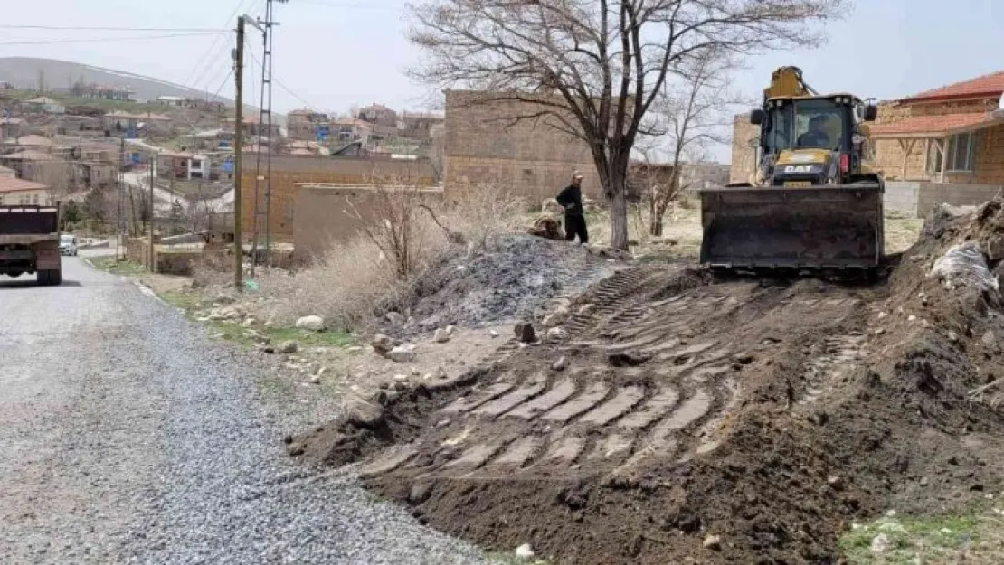 Bünyan'da bozuk yollar yenilenmeye devam ediyor