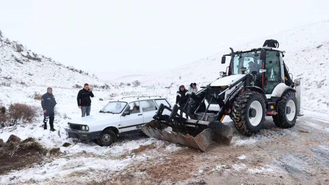 Bünyan'da kayarak şarampole düşen araç kurtarıldı