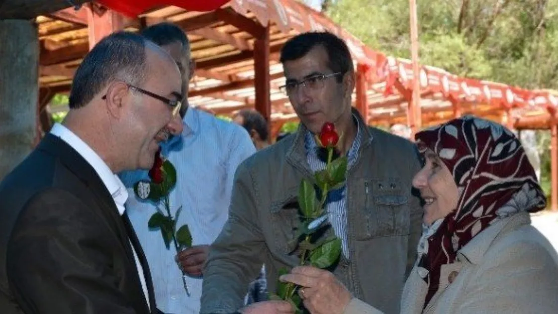 Bünyan Belediye Başkanı Şinasi Gülcüoğlu, Annelere Plaket Verdi