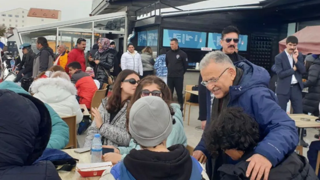 Büyükkılıç, Erciyes'te Kayakseverlerle Buluştu