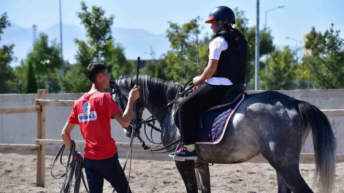 Binicilik eğitimleri özel derslerle devam ediyor