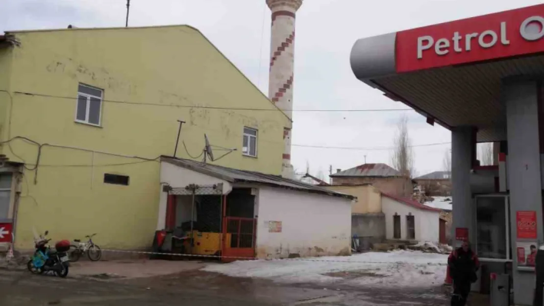 Sarız'daki hasarlı minare sorunsuz şekilde yıkıldı